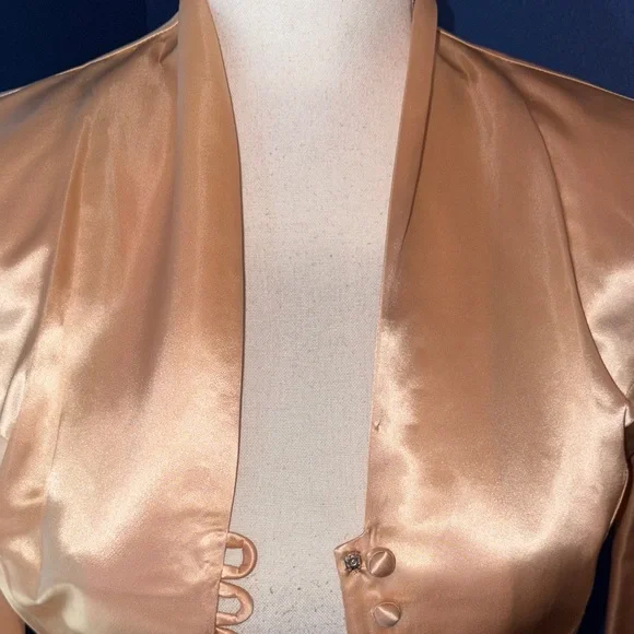 👗 Vintage 1940s Carlye Pale Pink Satin Suit – Frog Buttons, Peplum Waist – EUC - Picture 2 of 16